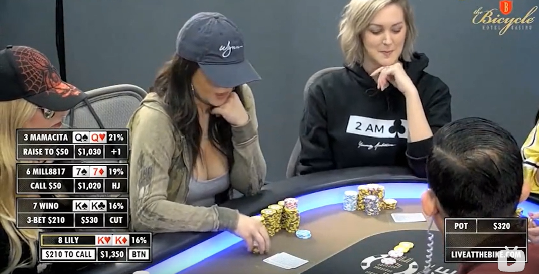 三位名媛翻牌前打光 比比谁更大