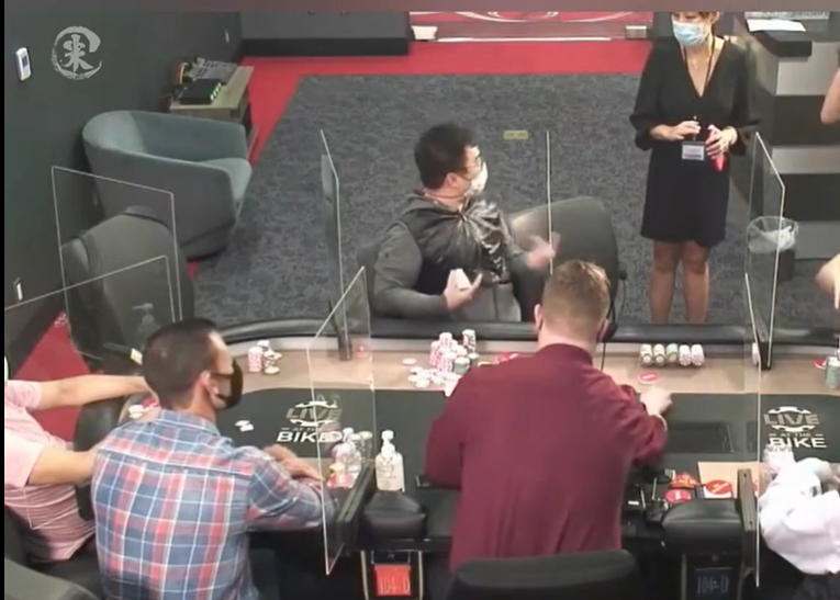 女牌手刚坐下就被赶走 原因令人哭笑不得