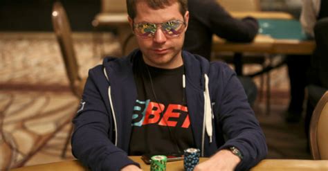 面对全部三条街的领先下注