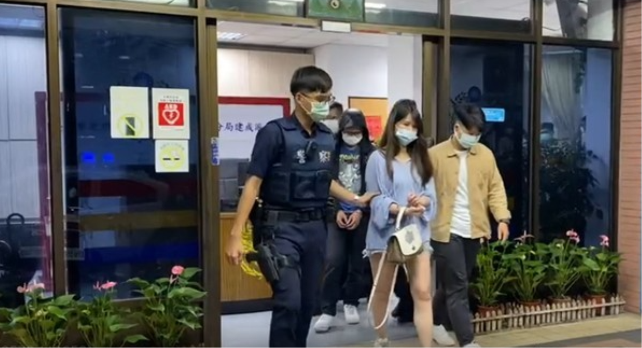 長髮熱褲正妹當荷官超吸睛　清一色男賭客圍桌